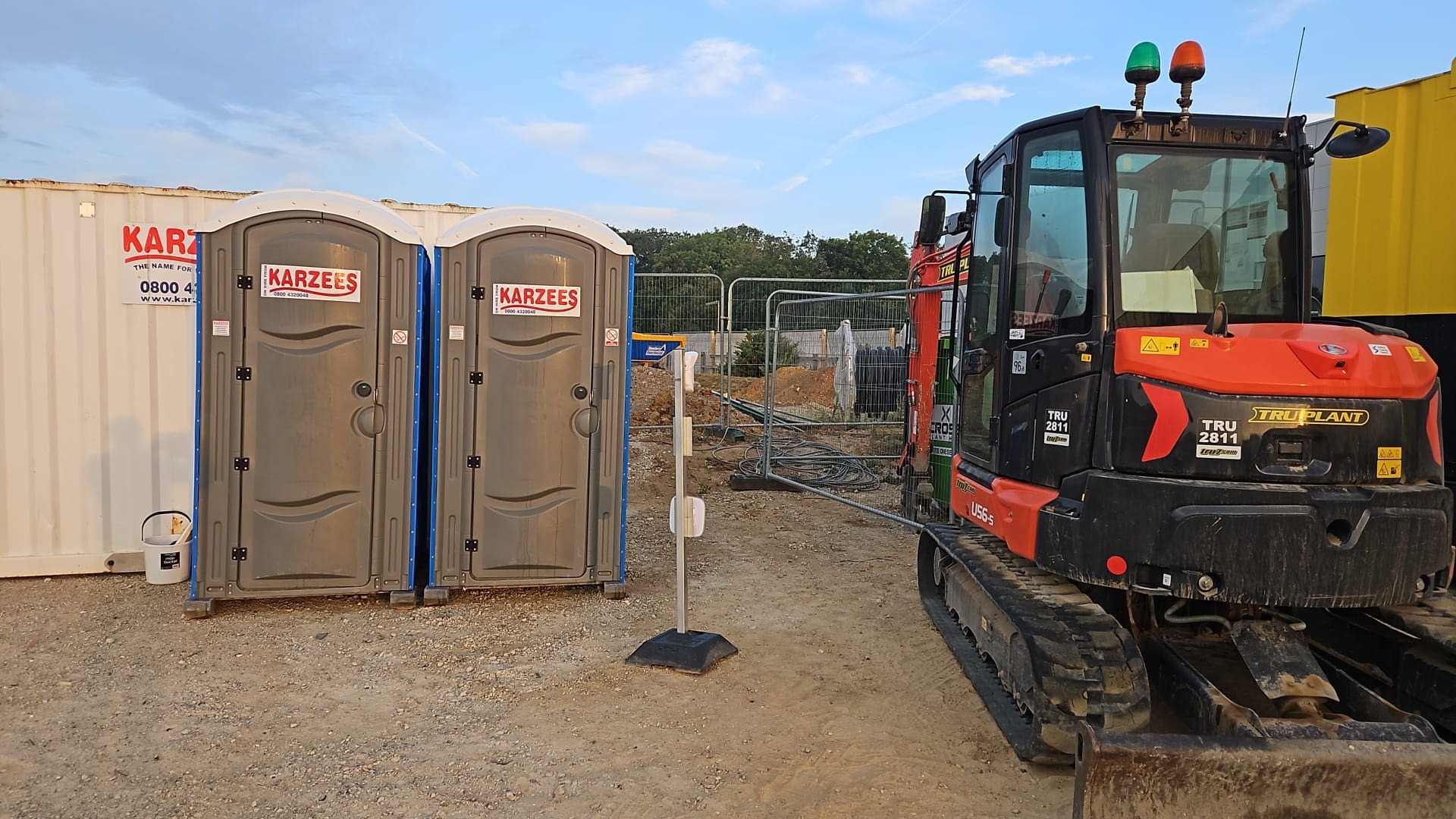Temporary wireless alarm detector deployed on an active construction site